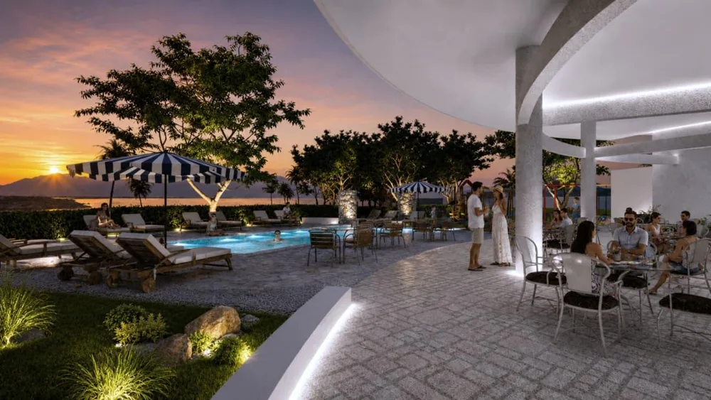 Piscina y terraza del club house de Shaddai-Jireh al atardecer